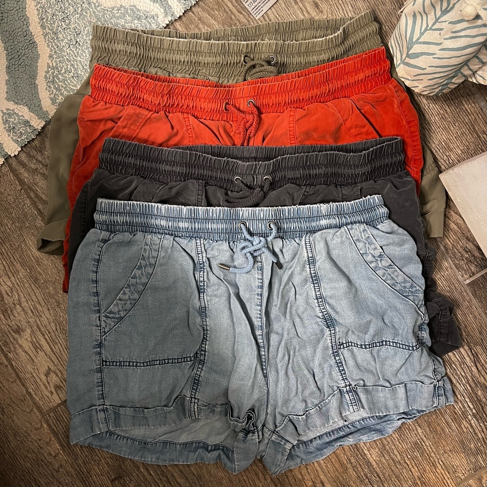 Bundle of 4 L Universal Thread Shorts